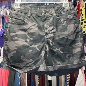 Camo print shorts size 4 pockets in front denim style NWOT